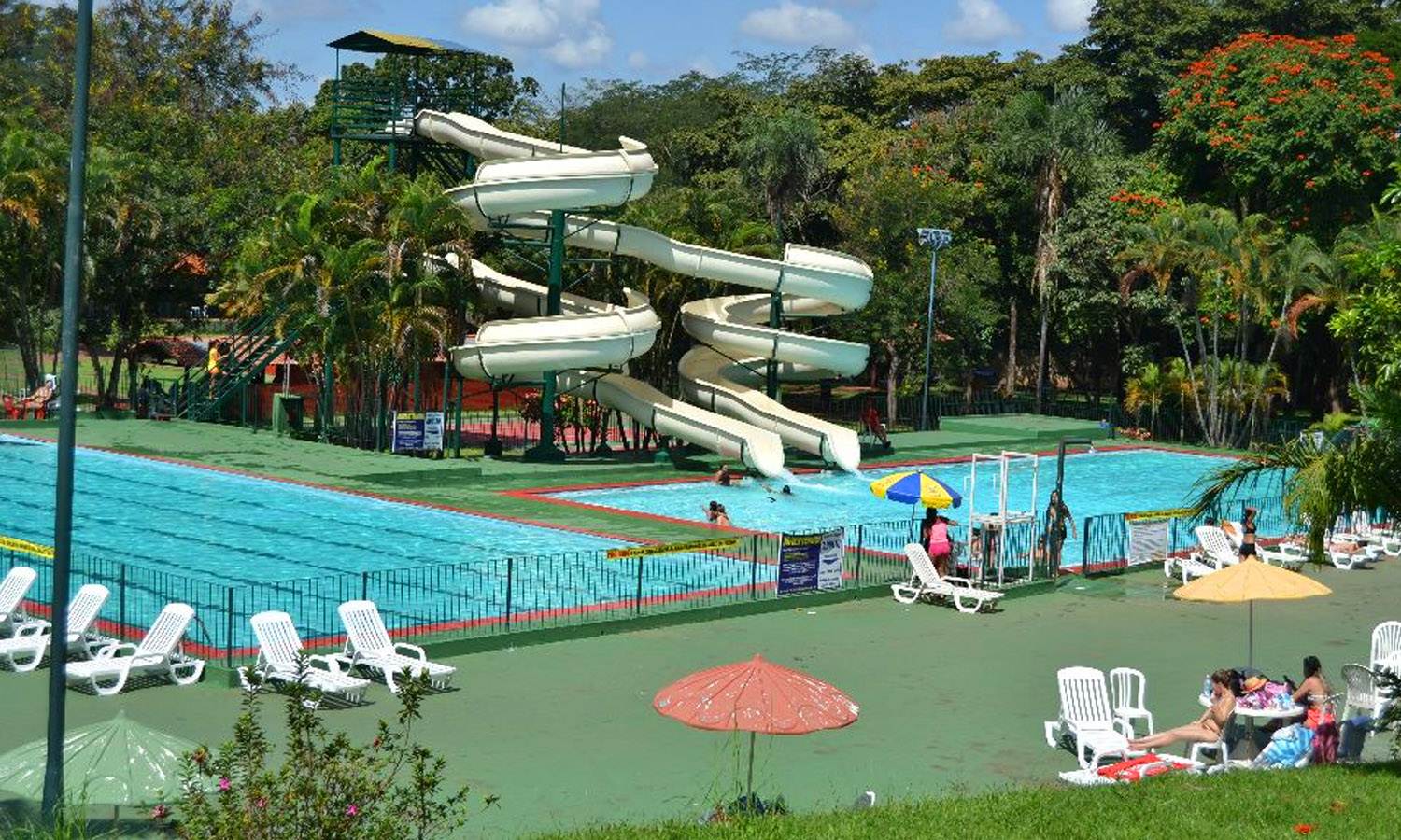 Estrutura do clube da Associação Atlética Banco do Brasil (AABB) em Goiânia é composta por parque aquático com duas piscinas semiolímpicas| Foto: Divulgação