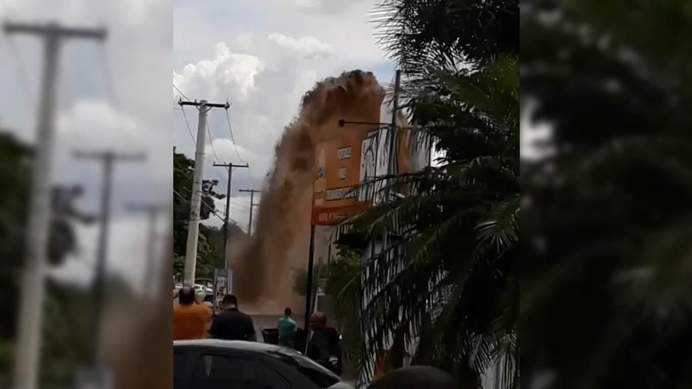 Adutora estourada no Setor Negrão de Lima | Foto: WhatsApp