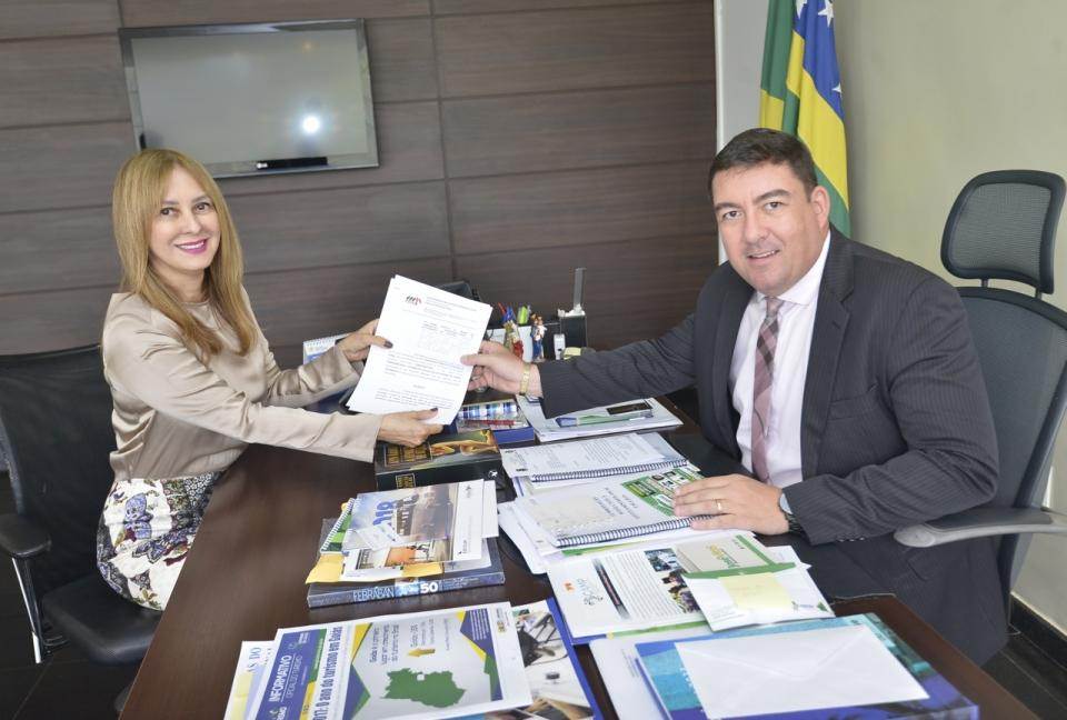 Edital de concurso da Assembleia conterá 57 novas vagas. Na foto, presidente da Alego, José Vitti, e promotora Villis Marra | Foto: Denise Xavier