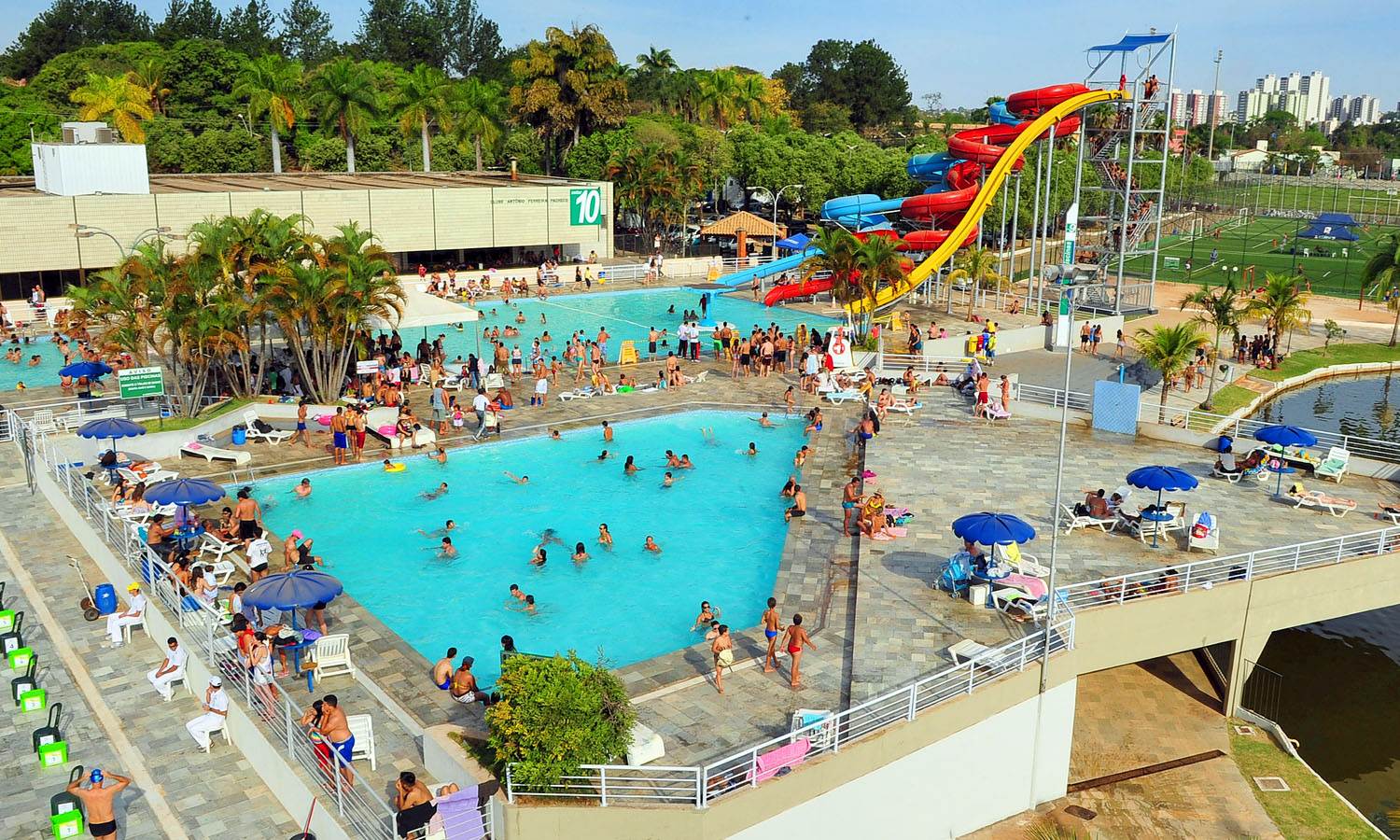 Considerado o melhor de Goiânia, Clube Jaó possui piscina de ondas, Jaozinho Acqua Park, piscina recreativa e o Kamikaze, com 16 metros de queda | Foto: Divulgação