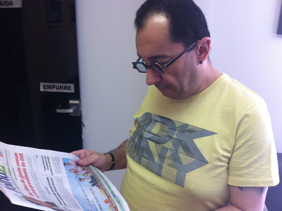Jorge Kajuru lê o Folha Z em foto tirada em 2014 | Foto: Arquivo