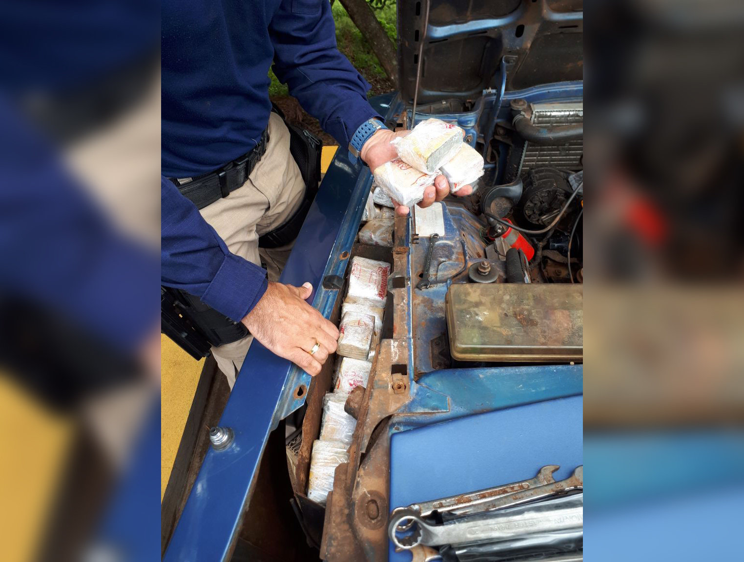 Com droga no para-lama, casal é preso traficando do Paraguai para Goiânia | Foto: Divulgação/ PRF