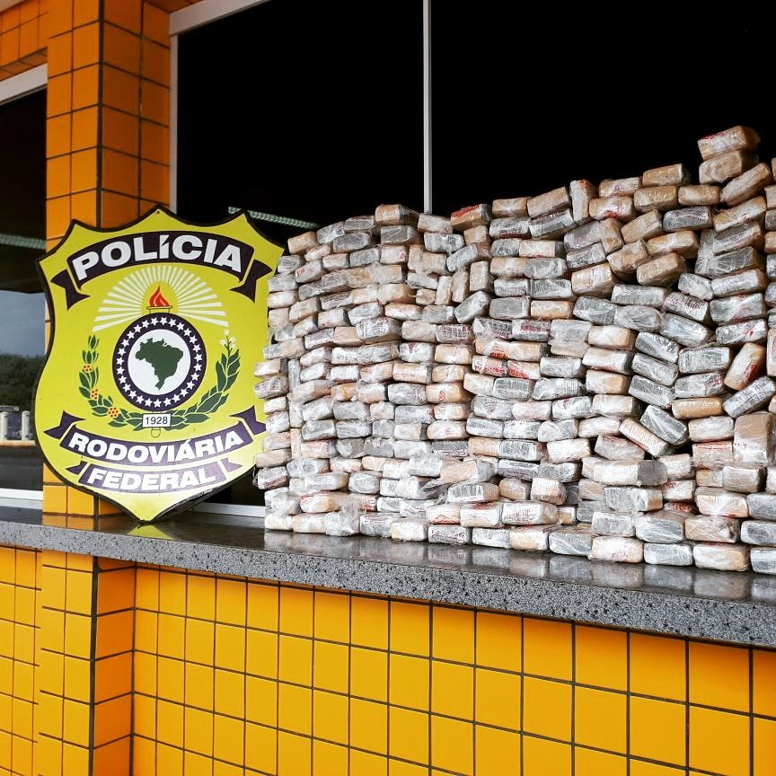 PRF prende casal que trazia 40 kg de maconha do Paraguai para Goiânia | Foto: Divulgação/ PRF