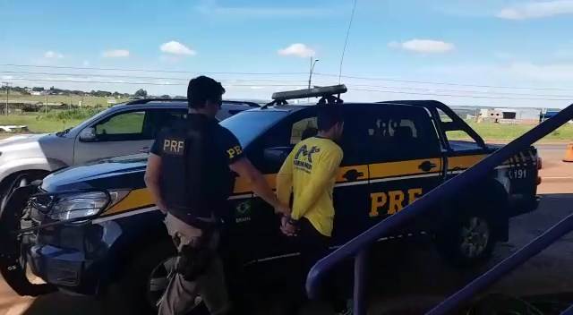 Jovem foi preso pela PRF levando carro roubado no Jardim América para o Paraguai | Foto: Divulgação/ PRF