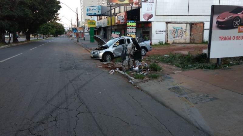 Jovem perde o controle do carro e colide próximo ao Ginásio de Esportes | Foto: divulgação WhatsAPP Jovem perde o controle do carro e colide próximo ao Ginásio de Esportes | Foto: divulgação WhatsAPP