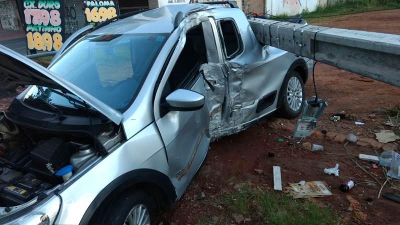 Jovem perde o controle do carro e colide próximo ao Ginásio de Esportes | Foto: Divulgação/ WhatsApp Jovem perde o controle do carro e colide próximo ao Ginásio de Esportes | Foto: Divulgação/ WhatsApp