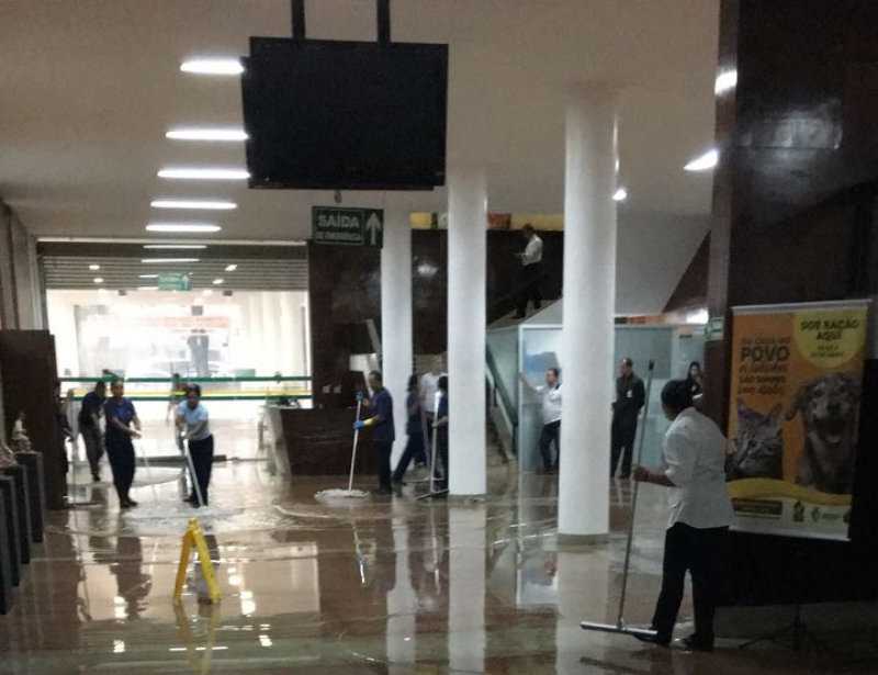 Enxurrada invadiu a Alego durante chuvas fortes em Goiânia na tarde desta quinta-feira, 5 | Foto: Reprodução