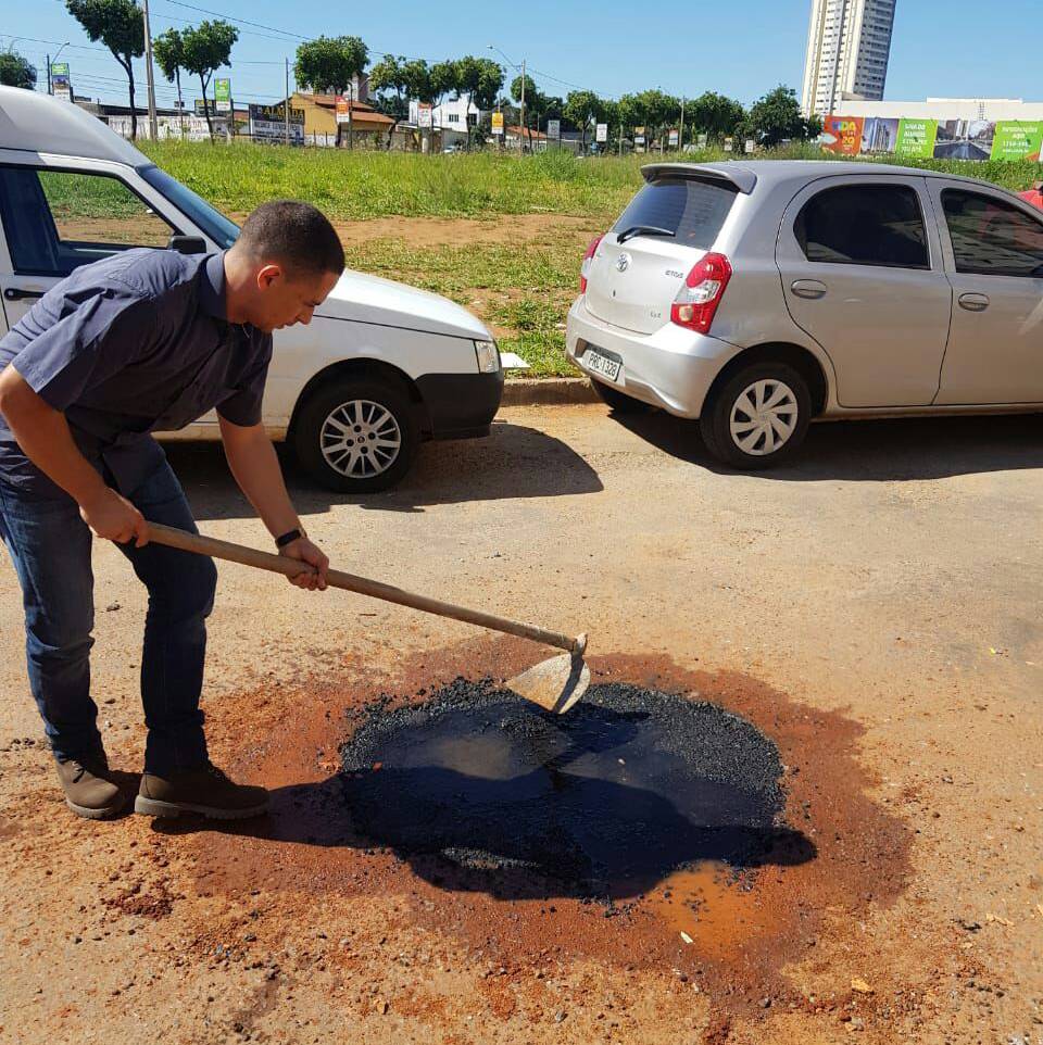 O síndico Thiago Marques, do condomínio Ilha Bela, realizando remendos de buracos da rua F-64, no setor Faiçalville | Foto: Divulgação O síndico Thiago Marques, do condomínio Ilha Bela, realizando remendos de buracos da rua F-64, no setor Faiçalville | Foto: Divulgação