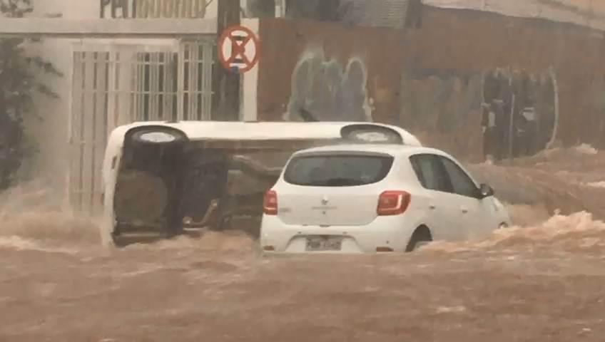Vídeo mostra capotamento de carro na Av. 85 após temporal | Foto: Thuanny Pires