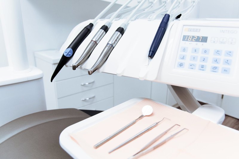 Trabalho de profissional é sempre mais confiável do que procedimentos caseiros para clarear os dentes encontrados na internet | Foto: Reprodução
