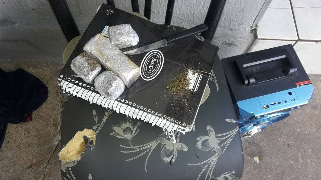 Porções de droga foram encontradas na residência, alugada por um dos suspeitos | Foto: Divulgação/ PM