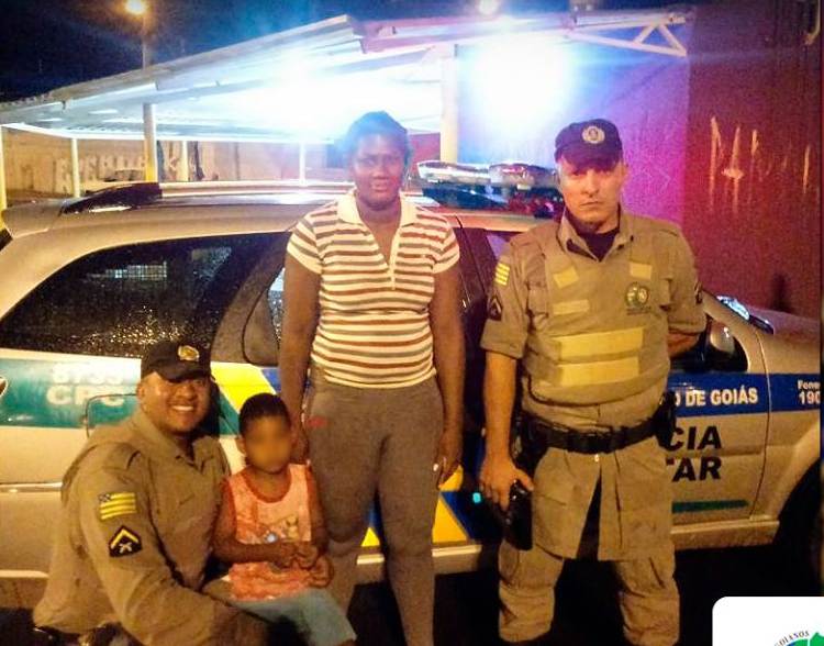 PM resgata criança perdida e a ajuda a encontrar a mãe em Goiânia | Foto: Divulgação/ PMGO