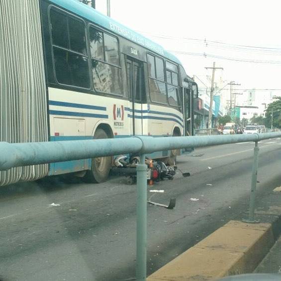 Acidente com ônibus do Eixo-Anhanguera complica trânsito na via | Foto: Leitor/ Whatsapp