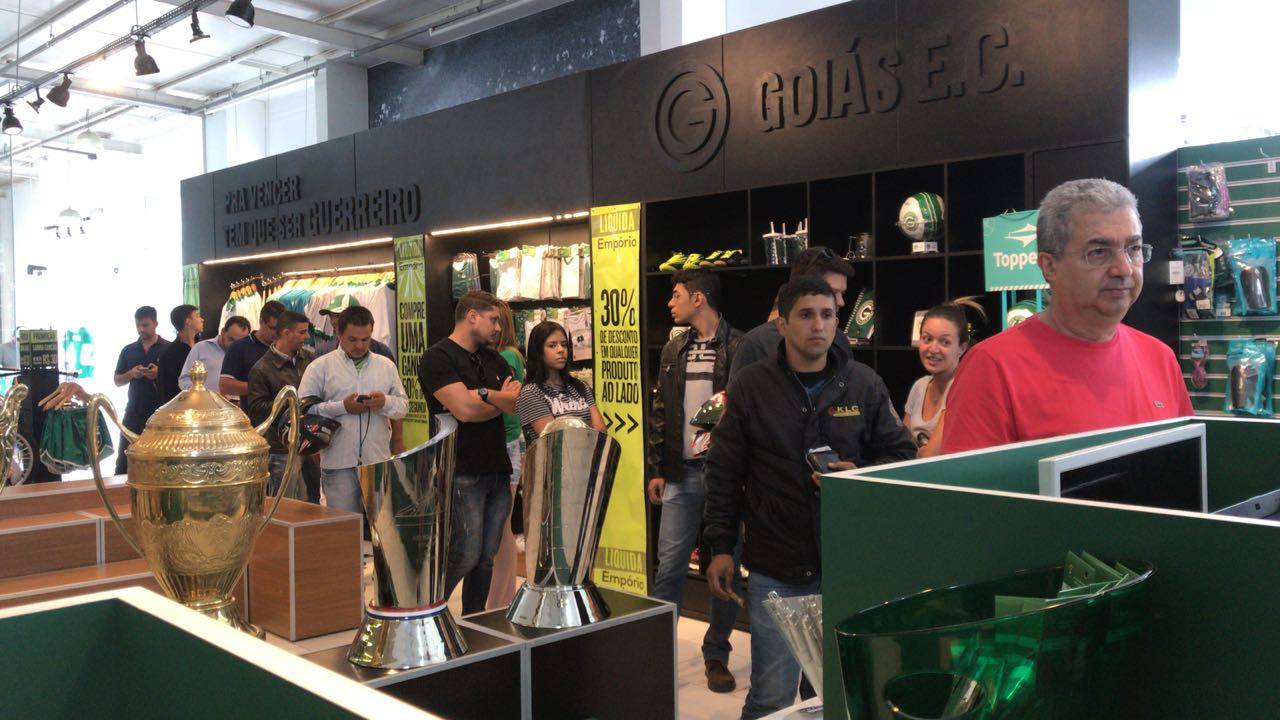 Vinte mil ingressos vendidos antecipadamente para Goiás e Avaí. Filas foram formadas durante toda a tarde na loja Empório Esmeraldino | Foto: Leandro Rabelo
