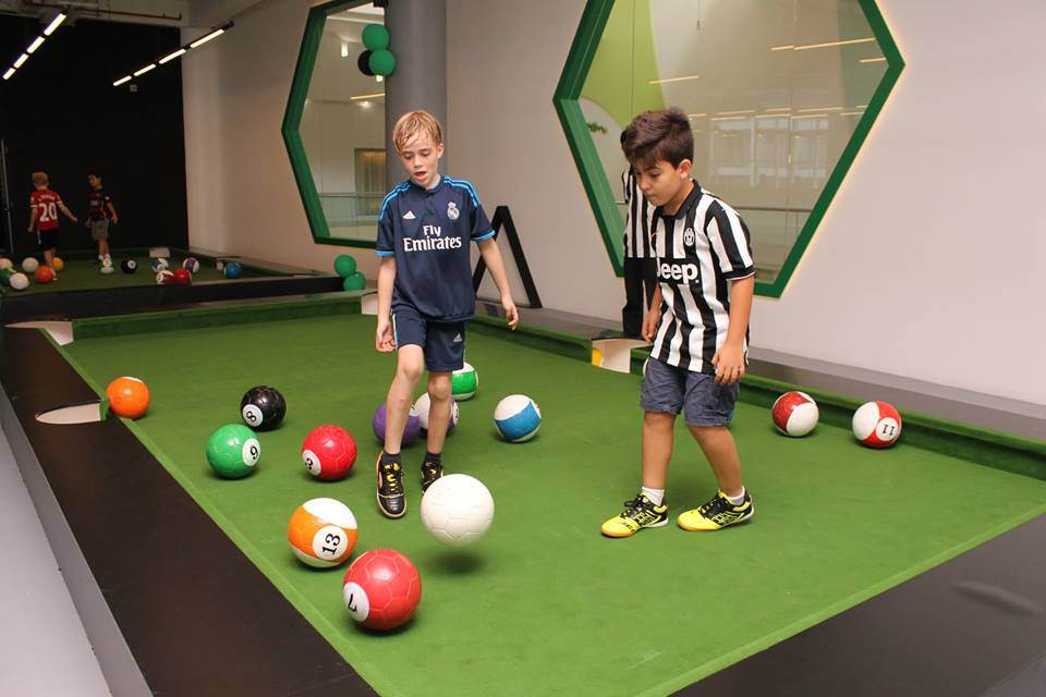O jogo já é atração internacional | Foto: Snoockball Game Center