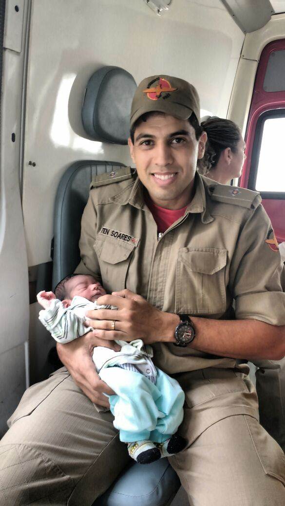 Bombeiros resgataram recém-nascido em lixeira na tarde desta quarta-feira, 18 | Foto: Divulgação/ CBMGO