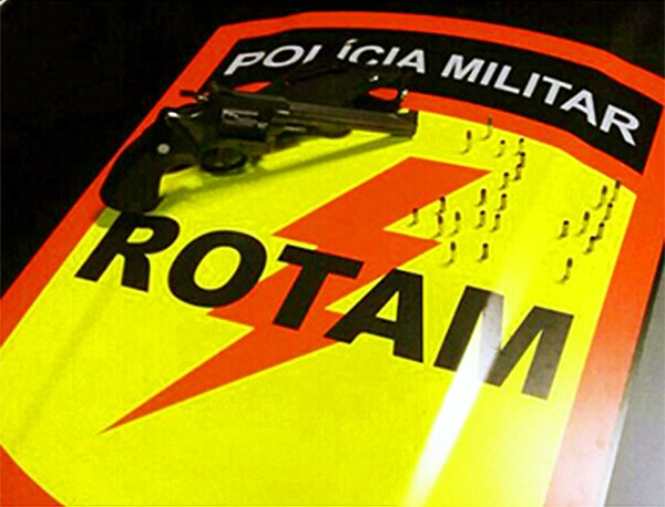 Trancado com uma arma de fogo, jovem transtornado é salvo pela Rotam de tragédia | Foto: Divulgação/ PM