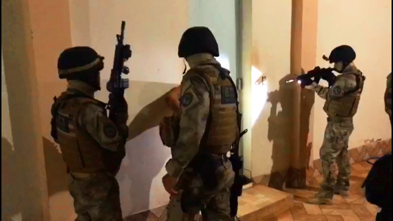 Agentes do Grupo Tático 3 (G.T.3), unidade de elite da Polícia Civil, cumprem mandados de prisão relacionados ao tráfico em Iporá | Foto: Divulgação/ PC Agentes do Grupo Tático 3 (G.T.3), unidade de elite da Polícia Civil, cumprem mandados de prisão relacionados ao tráfico em Iporá | Foto: Divulgação/ PC