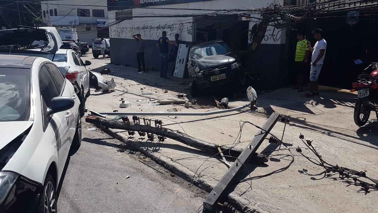 Outros três veículos estacionados também foram destruídos | Foto: Guilherme Coelho/Folha Z