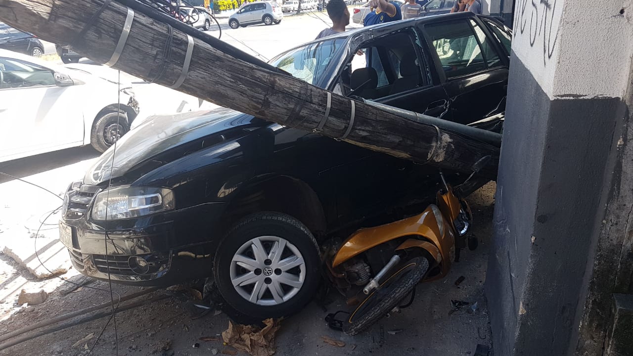 Poste de fiação elétrica foi destruído na colisão | Foto: Guilherme Coelho/Folha Z
