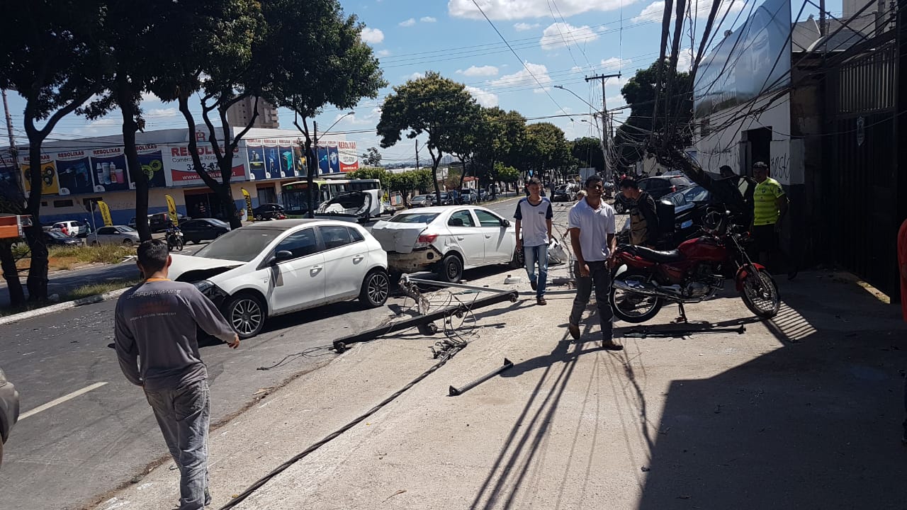 Carros que estavam parados em frente a uma oficina foram atingidos | Foto: Guilherme Coelho/Folha Z