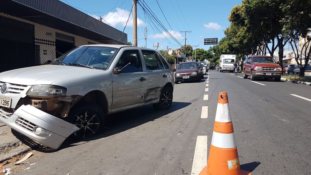 Gol foi o primeiro atingido pelo caminhão | Foto: Guilherme Coelho/Folha Z