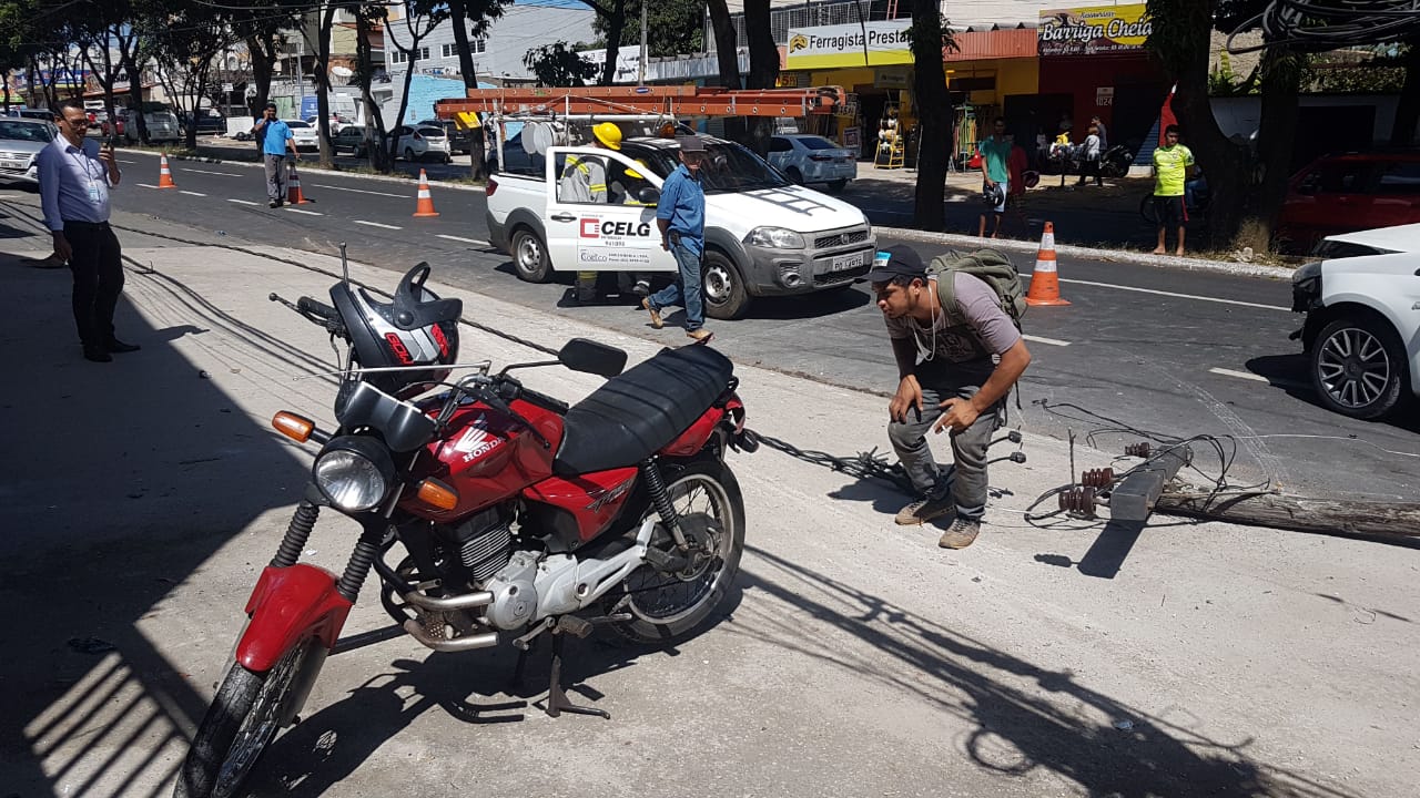 Proprietário observa estragos a sua moto Honda Titan | Foto: Guilherme Coelho/Folha Z