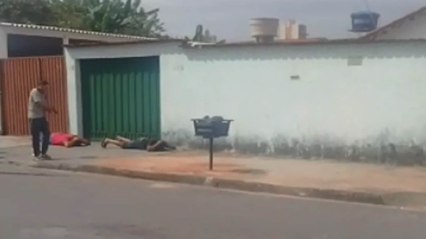 Dupla foi rendida e presa em flagrante | Foto: Leitor/Whatsapp