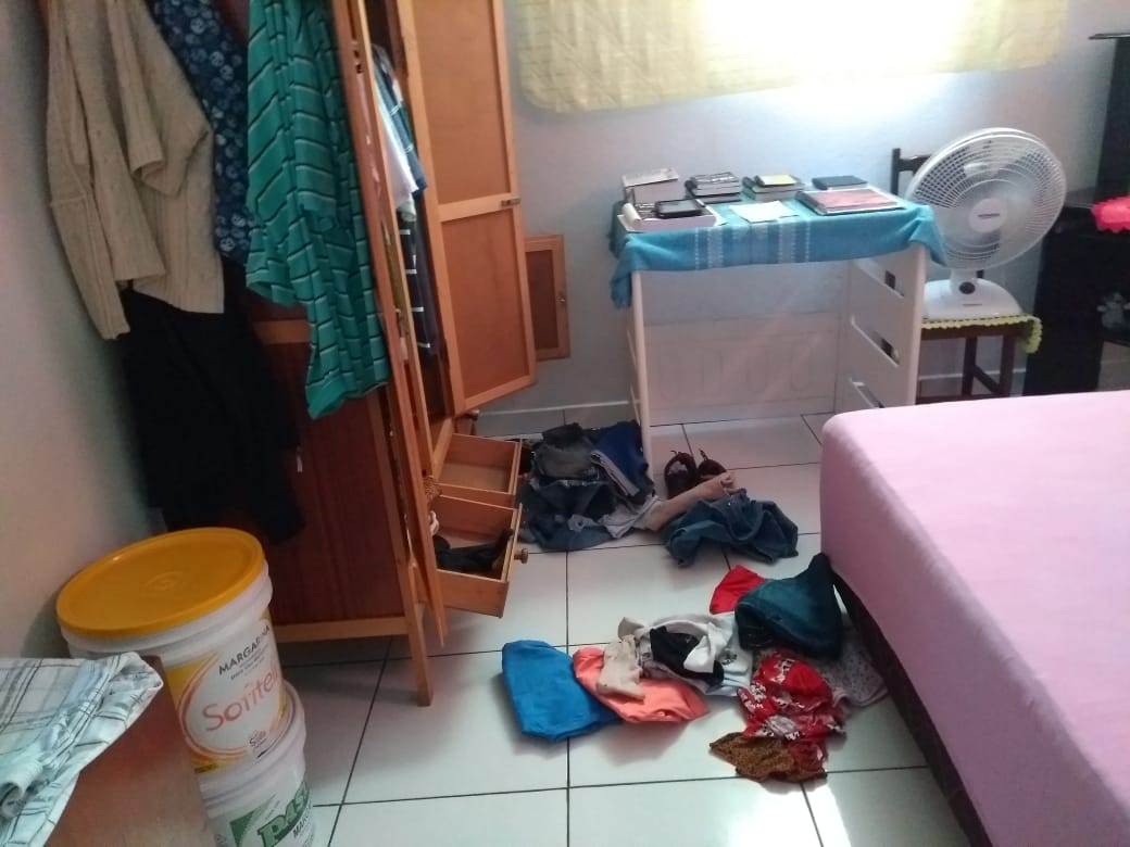 Dupla arrombou a casa, revirou cômodos e planejava furtar pertences das vítimas | Foto: Leitor/Whatsapp