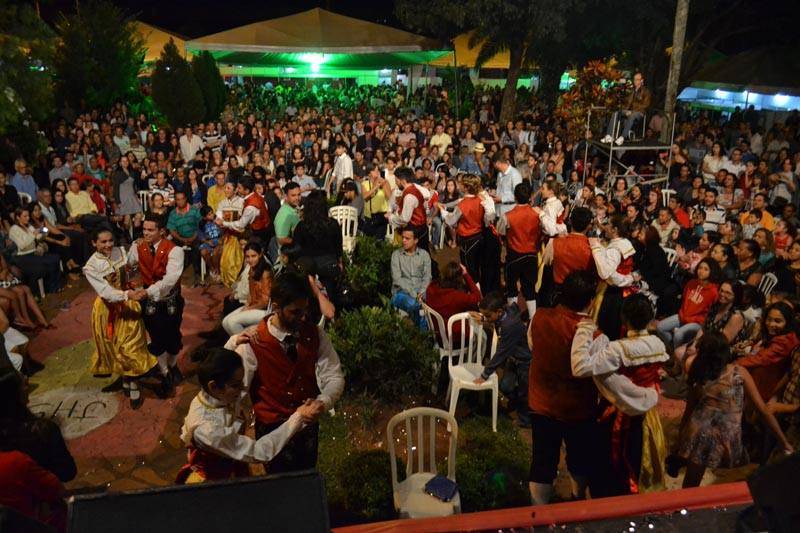 Foliões se divertem entre as atrações do Festival Gastronômico de Nova Veneza | Foto: Reprodução