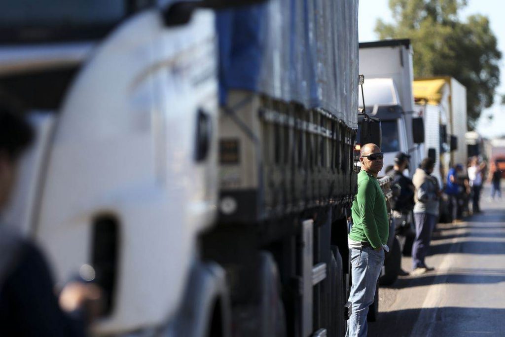 Caminhoneiros fazem protesto contra a alta no preço dos combustíveis. Ação pode gerar desabastecimento em Goiânia | Foto: Marcelo Camargo/Agência Brasil