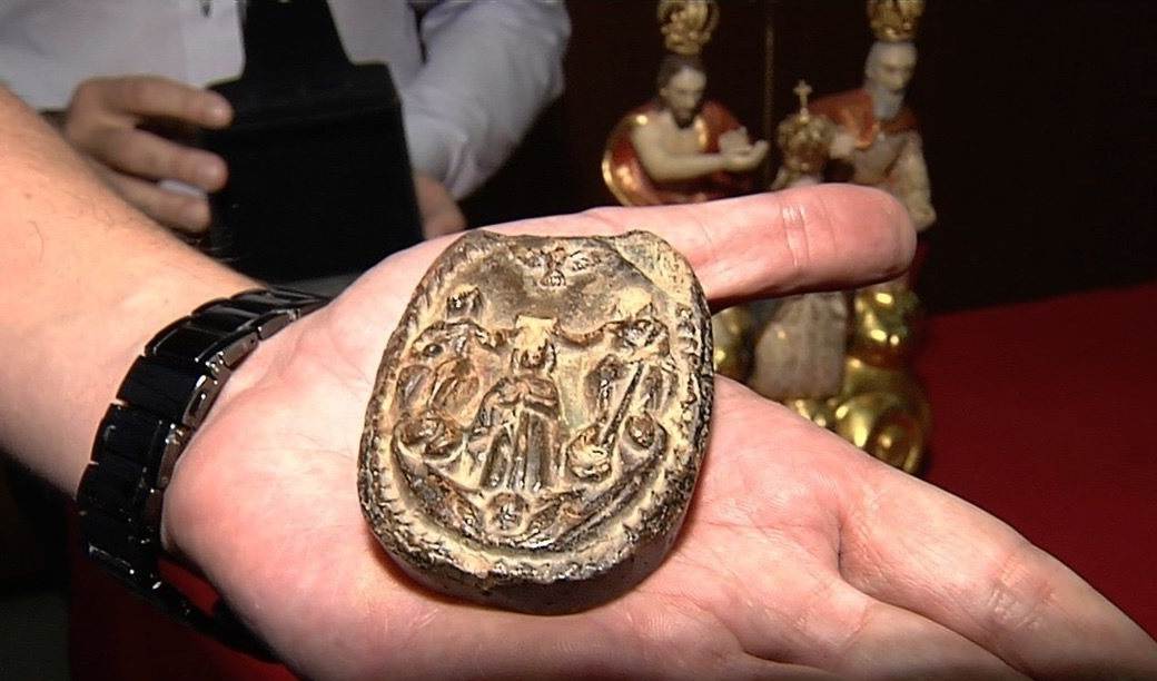 Medalhão de barro foi encontrado pelo casal de agricultores Constantino Xavier e Ana Rosa | Foto: Reprodução