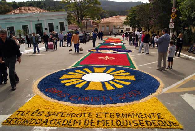 Cidade de Pirenóplis fica banhada por tapetes coloridos durante o feriado de Corpus Christi, no dia 31 de maio | Foto: Reprodução Cidade de Pirenóplis fica banhada por tapetes coloridos durante o feriado de Corpus Christi, no dia 31 de maio | Foto: Reprodução