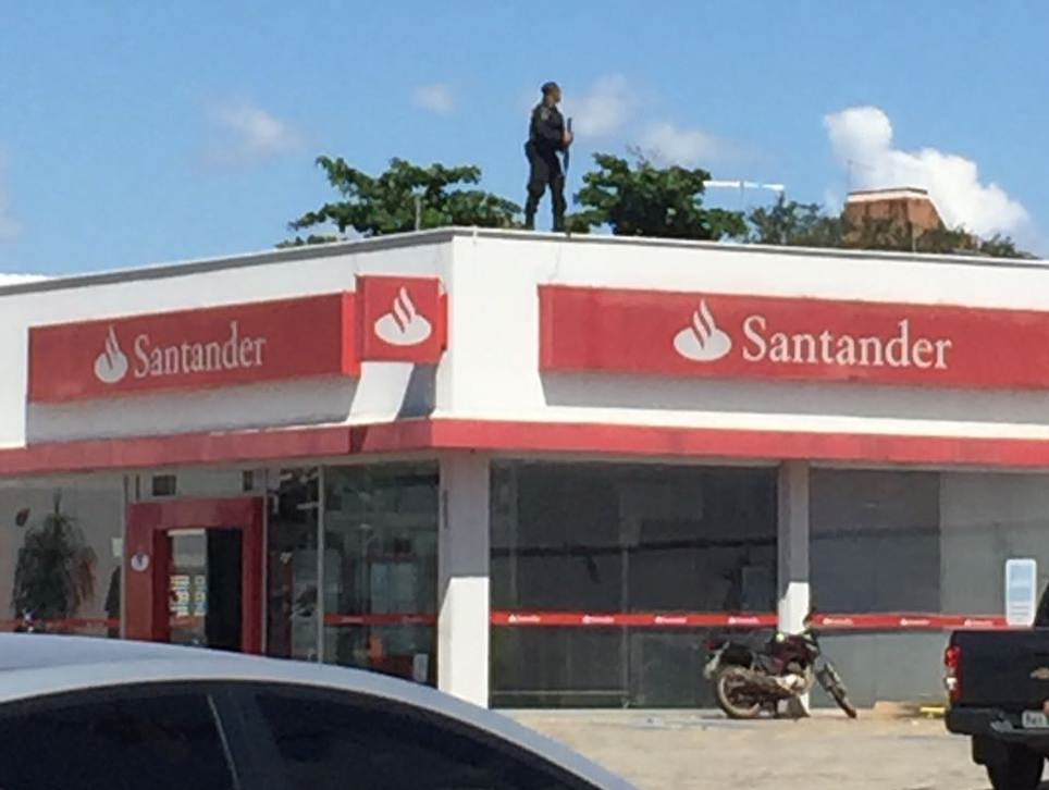 Agência do Santander foi toda vistoriada. Policiais subiram em muros e telhados | Foto: leitor FZ