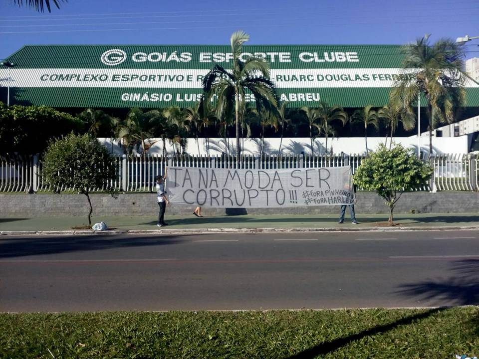Com protesto marcado para amanhã, torcedores do Goiás querem saída da diretoria e fim dos maus resultados | Foto: Divulgação/Redes Sociais Com protesto marcado para amanhã, torcedores do Goiás querem saída da diretoria e fim dos maus resultados | Foto: Divulgação/Redes Sociais