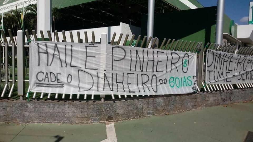 Protesto da torcida do Goiás em frente ao Centro de Treinamento da Serrinha no último sábado, 26 | Foto: Redes Sociais