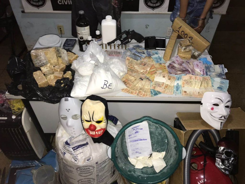Materiais encontrados na residência do investigado, que tentou subornar policiais e foi preso em flagrante | Foto: Divulgação