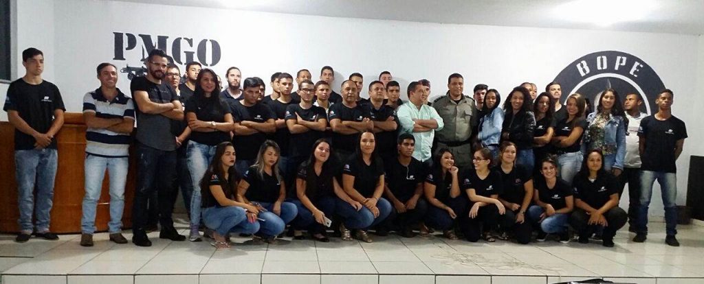 Alunos do 1º e 3º período do curso de Gestão em Segurança Pública da Faculdade Alfredo Nassar posam para foto junto à equipe do Bope Goiânia e professores | Foto: Divulgação Alunos do 1º e 3º período do curso de Gestão em Segurança Pública da Faculdade Alfredo Nassar posam para foto junto à equipe do batalhão e professores | Foto: Reprodução