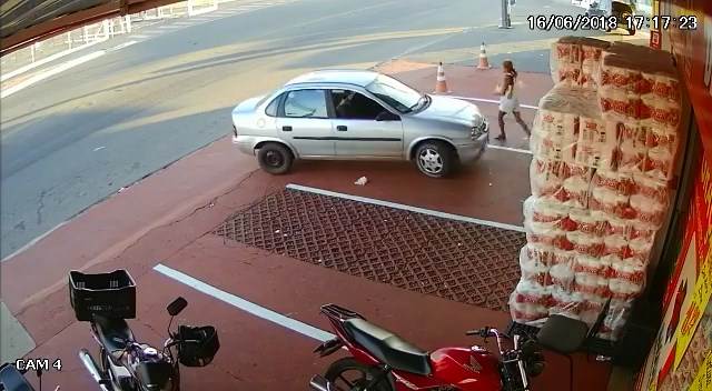 O desespero de uma avó: ela desafia um assaltante e retira bebê de carro roubado em Aparecida | Foto: Reprodução