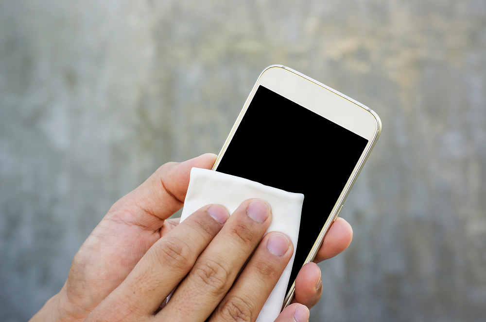 Dica é higienizar o celular com frequência | Foto: Reprodução