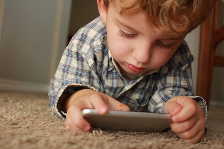 Crianças estão expostas a grandes riscos quando manipulam aparelhos celulares | Foto: Unsplashed