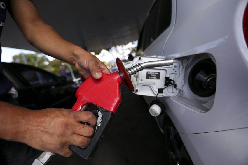 Ao que levantamentos indicam, muitos postos ainda não repassaram ao consumidor a redução do preço do Diesel | Foto: Marcelo Camargo/Agência Brasil)