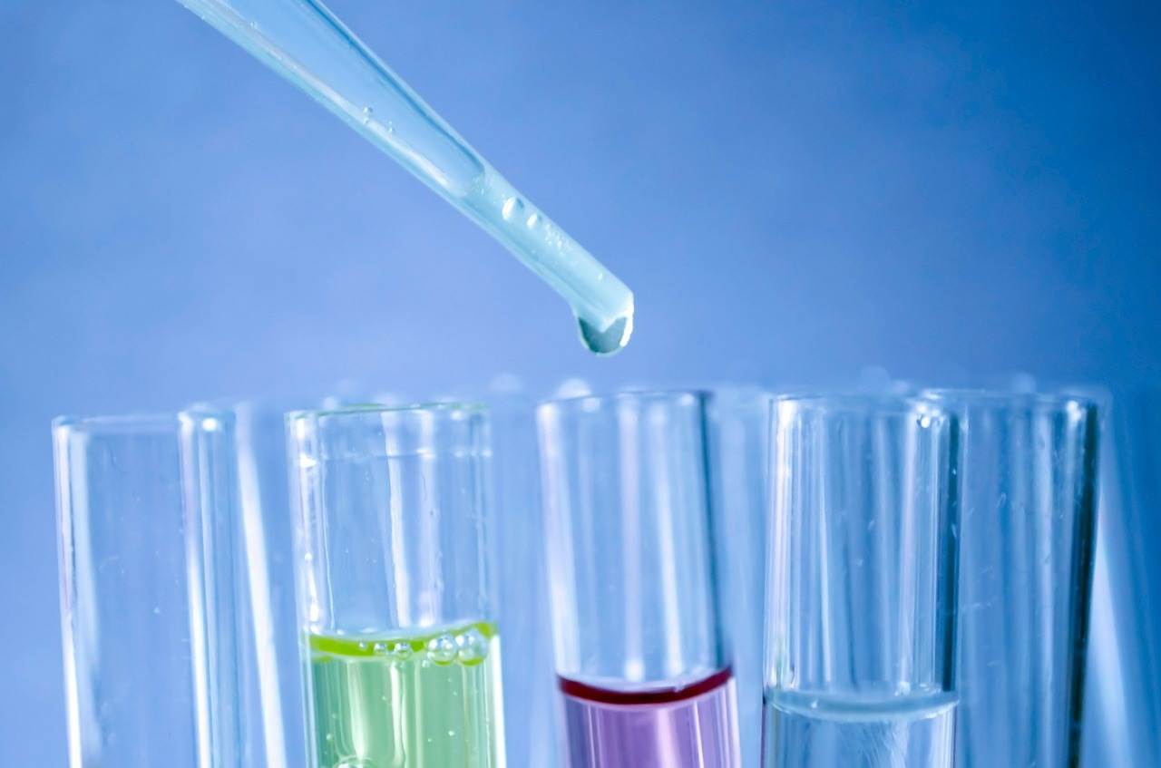 Trabalho laboratorial e de manipulação é um exemplo de área de atuação do farmacêutico | Foto: Pixabay