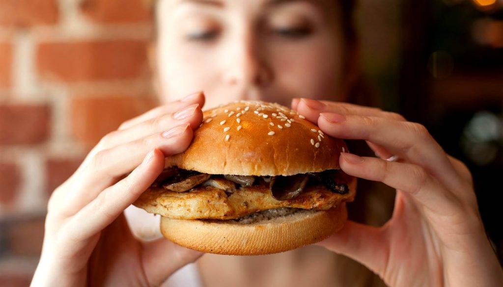 Após uma semana de fast-food, os efeitos são uma série de danos à saúde física e mental | Foto: Reprodução Após uma semana de fast-food, os efeitos são uma série de danos à saúde física e mental | Foto: Reprodução