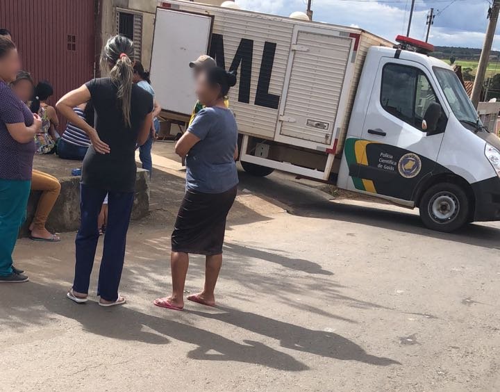 Dentro da residência da vítima, a polícia encontrou uma pistola Taurus 4.5 mm, além de um distintivo de investigador particular | Foto: Leitor/Whatsapp
