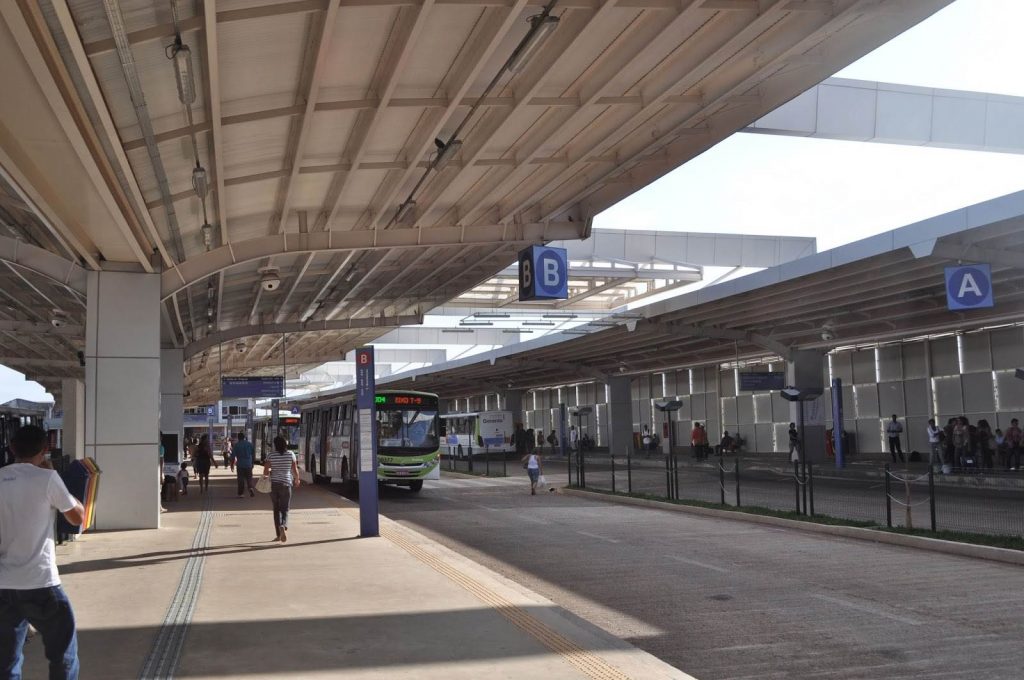 Mulher estava em ônibus em Aparecida de Goiânia quando ele se chocou contra um muro no Terminal Bandeiras | Foto: Divulgação