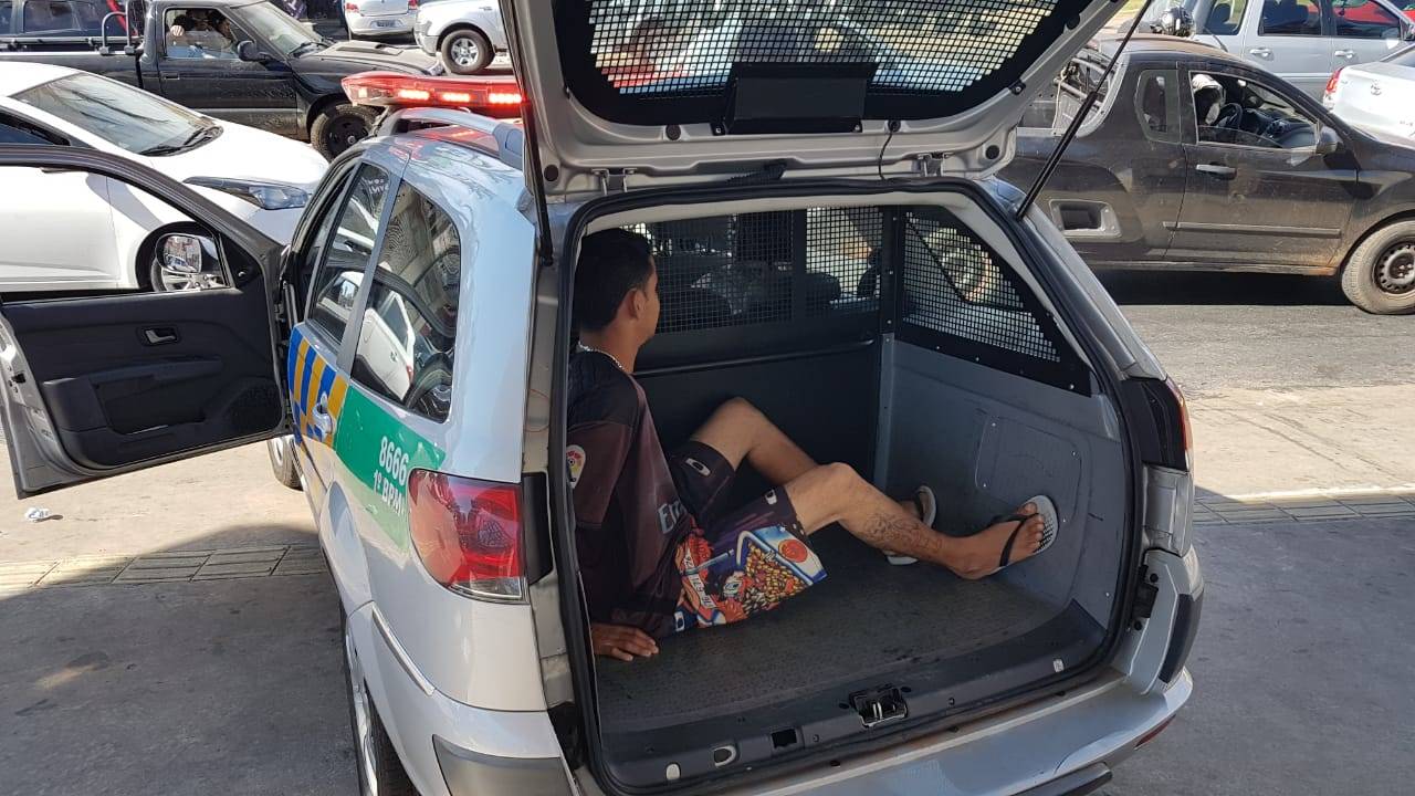 Com 28 anos, ele foi preso em flagrante após roubar dentro de um ônibus no Jardim América | Foto: Folha Z