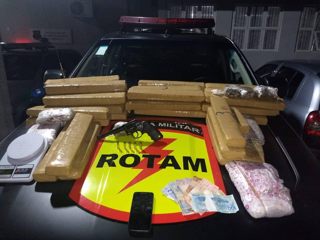 Polícia encontrou 45 kg de maconha no Jd América | Foto: Divulgação/PM