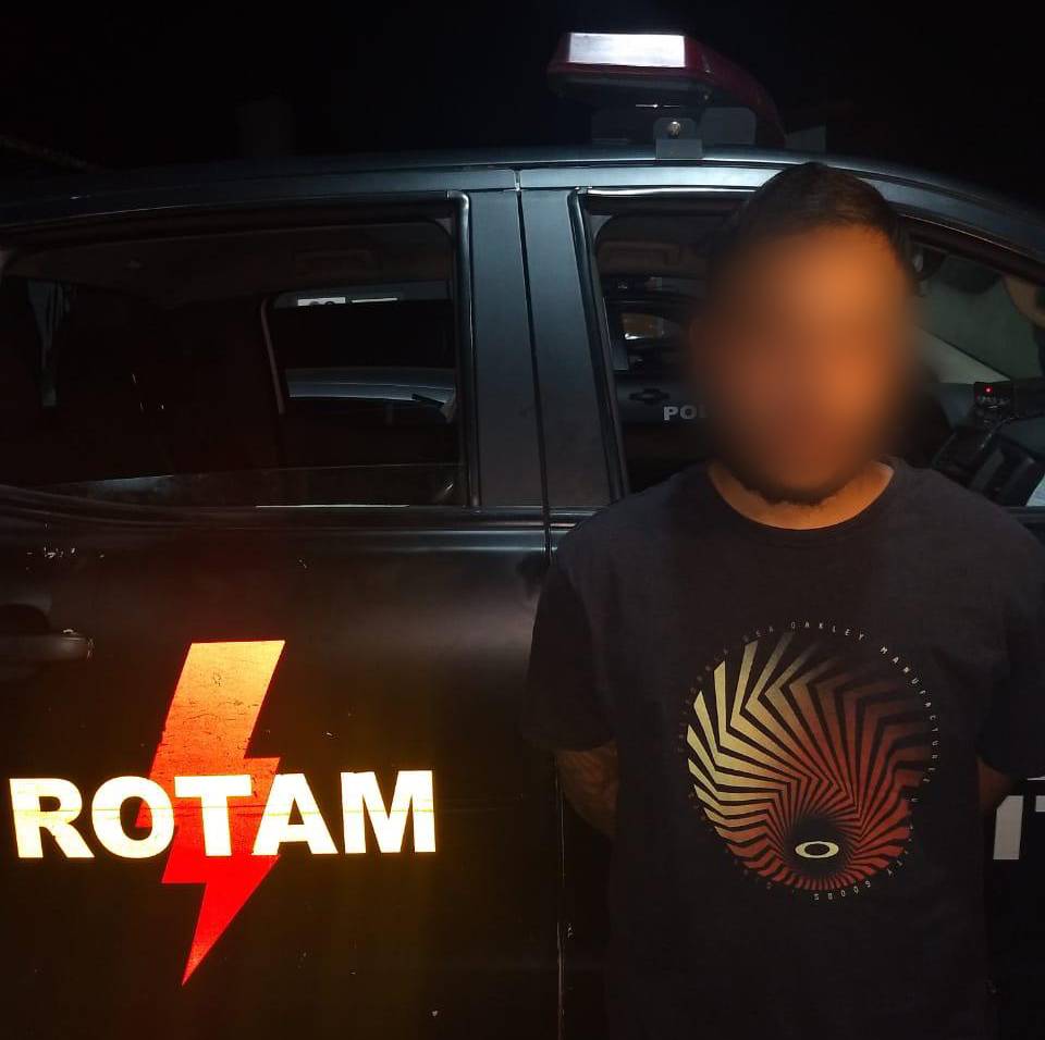 No momento da prisão, ele cumpria medida cautelar de monitoramento eletrônico por tornozeleira. Ele já tinha várias passagens pela polícia | Foto: Divulgação/PM