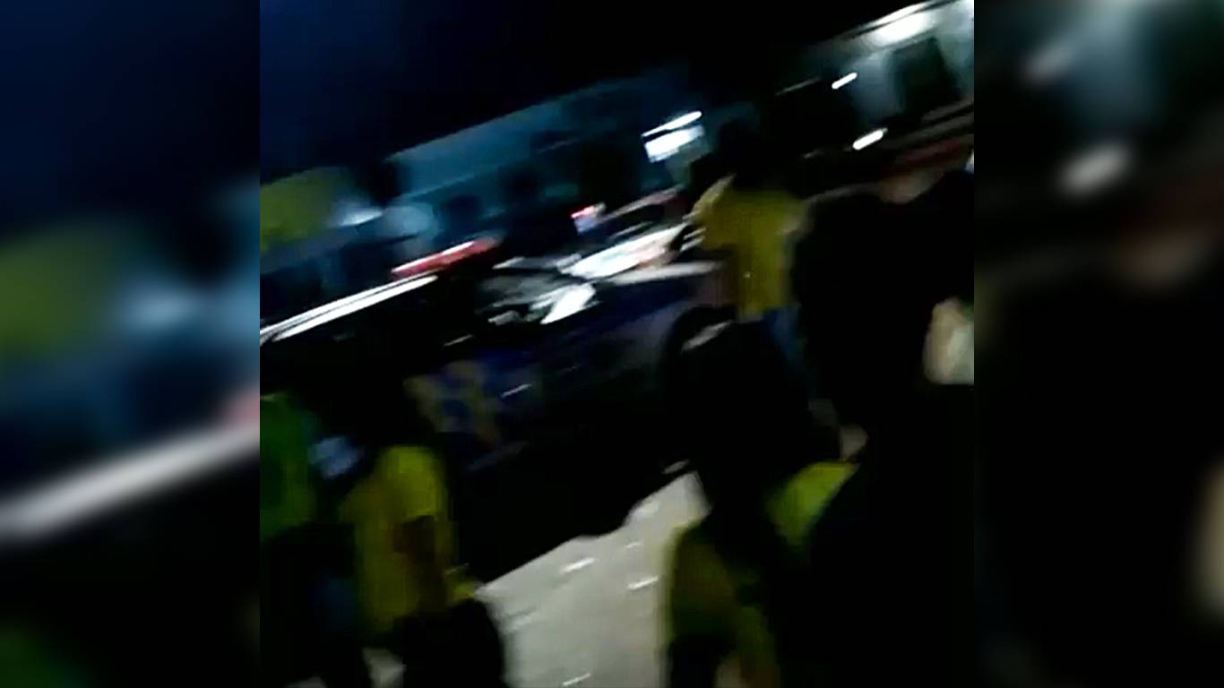Vídeo mostra jovem dirigindo viatura da PM durante confusão em Guapó | Foto: Leitor/Whatsapp